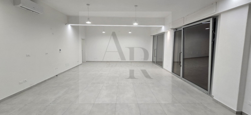 Venezia- Loc. Mestre/Via Castellana: Proponiamo in locazione, su strada di forte passaggio in con...