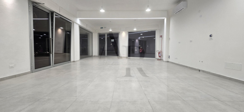 Venezia- Loc. Mestre/Via Castellana: Proponiamo in locazione, su strada di forte passaggio in con...