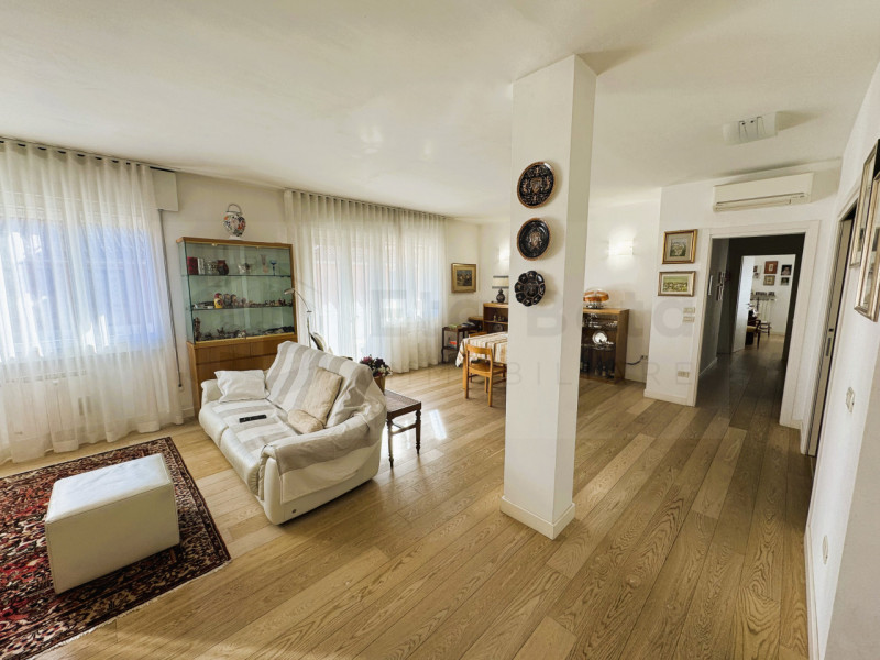 Ubicato in quartiere residenziale a Mestre, proponiamo in vendita un magnifico appartamento penta...