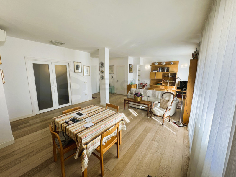 Ubicato in quartiere residenziale a Mestre, proponiamo in vendita un magnifico appartamento penta...