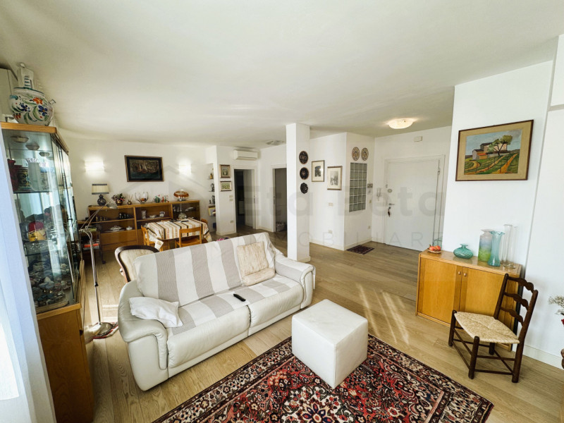 Ubicato in quartiere residenziale a Mestre, proponiamo in vendita un magnifico appartamento penta...