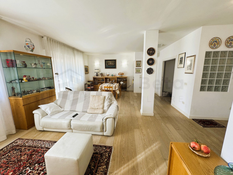 Ubicato in quartiere residenziale a Mestre, proponiamo in vendita un magnifico appartamento penta...