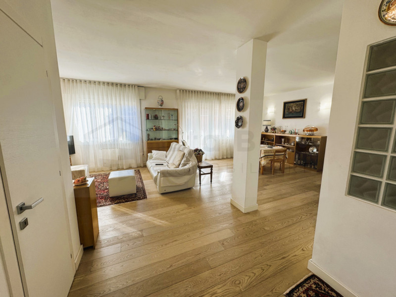 Ubicato in quartiere residenziale a Mestre, proponiamo in vendita un magnifico appartamento penta...