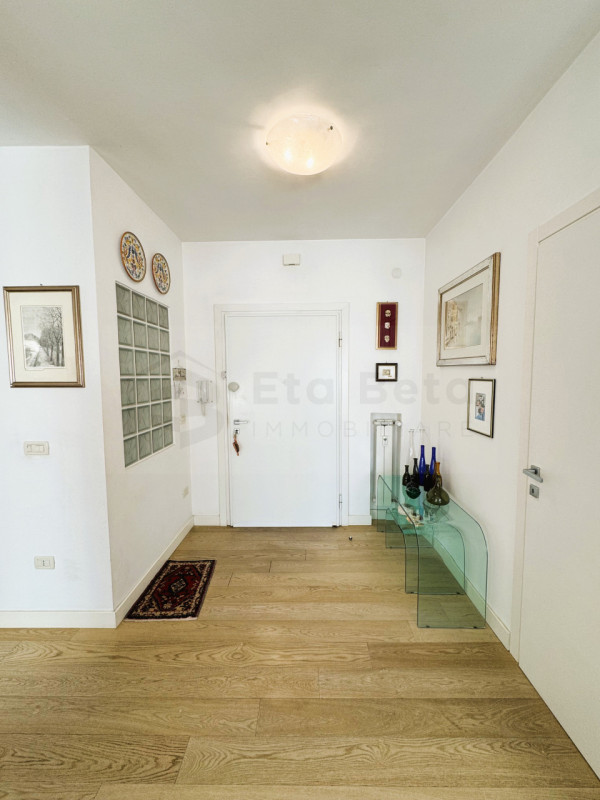 Ubicato in quartiere residenziale a Mestre, proponiamo in vendita un magnifico appartamento penta...