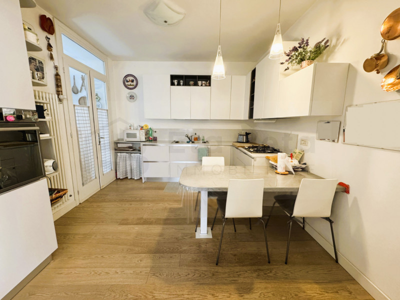 Ubicato in quartiere residenziale a Mestre, proponiamo in vendita un magnifico appartamento penta...