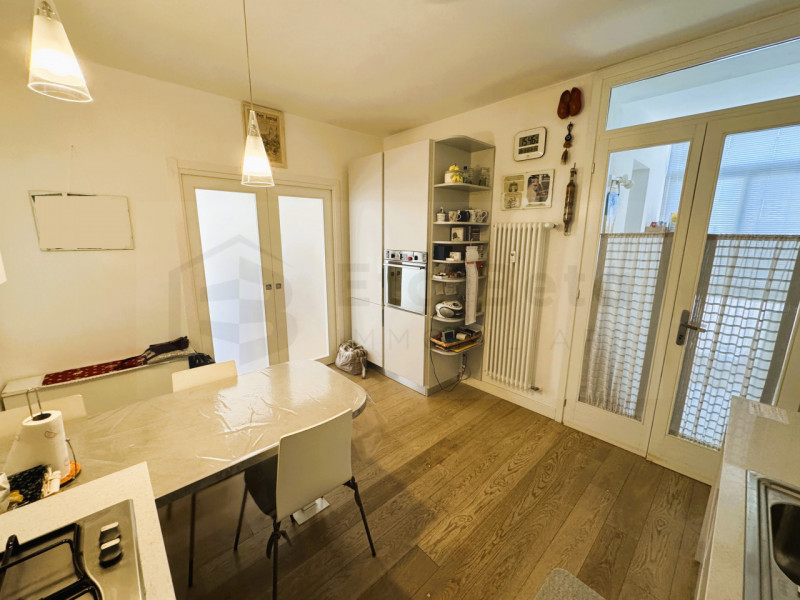 Ubicato in quartiere residenziale a Mestre, proponiamo in vendita un magnifico appartamento penta...