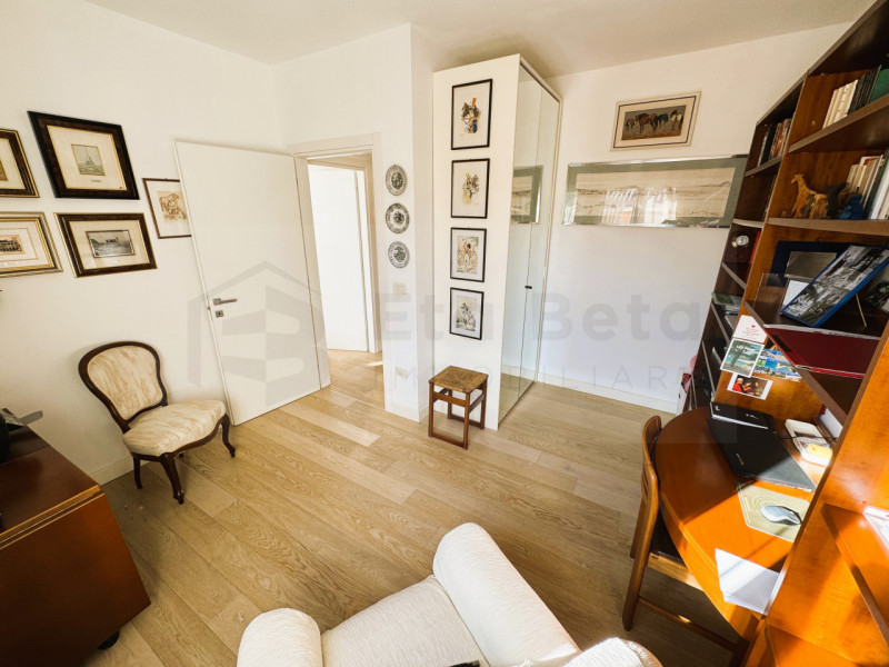 Ubicato in quartiere residenziale a Mestre, proponiamo in vendita un magnifico appartamento penta...