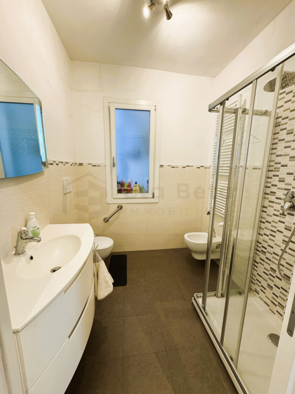 Ubicato in quartiere residenziale a Mestre, proponiamo in vendita un magnifico appartamento penta...