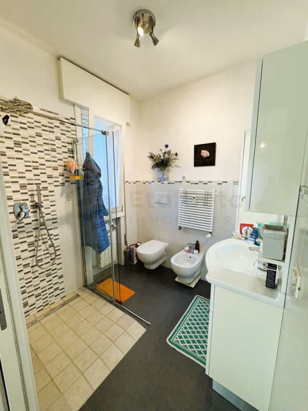 Ubicato in quartiere residenziale a Mestre, proponiamo in vendita un magnifico appartamento penta...