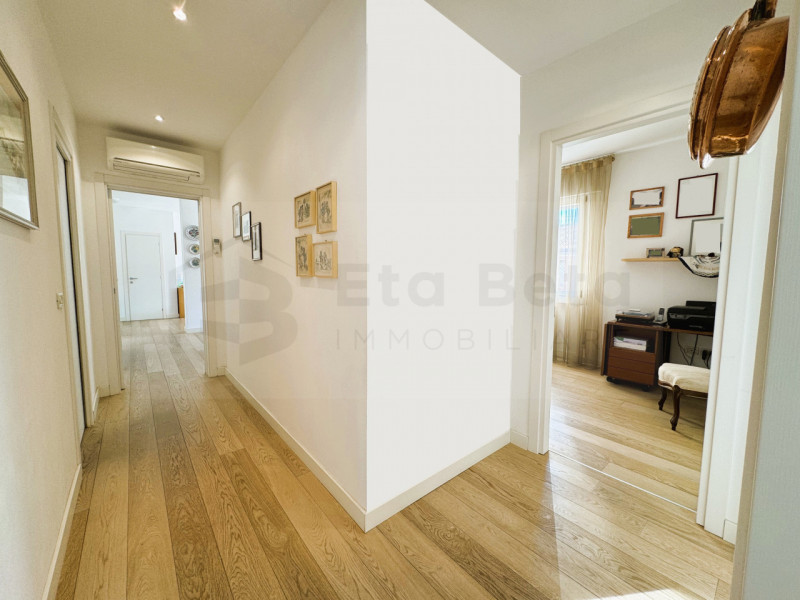 Ubicato in quartiere residenziale a Mestre, proponiamo in vendita un magnifico appartamento penta...