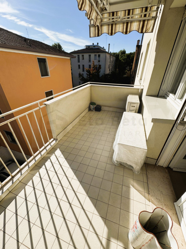 Ubicato in quartiere residenziale a Mestre, proponiamo in vendita un magnifico appartamento penta...