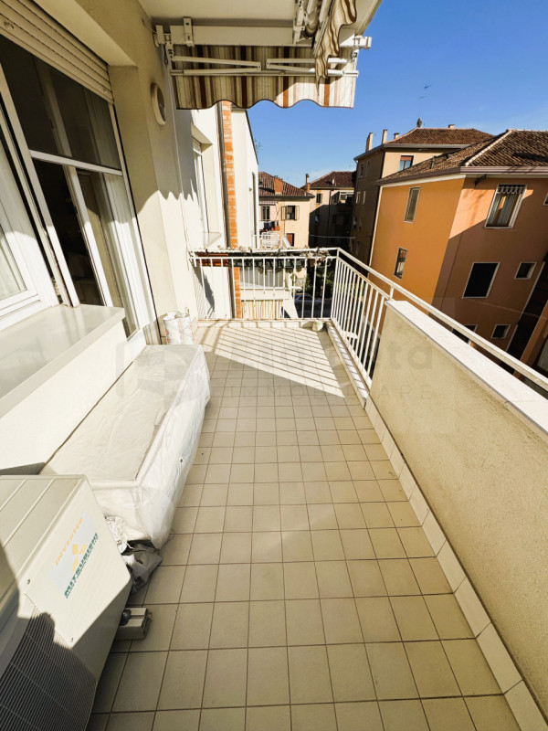 Ubicato in quartiere residenziale a Mestre, proponiamo in vendita un magnifico appartamento penta...