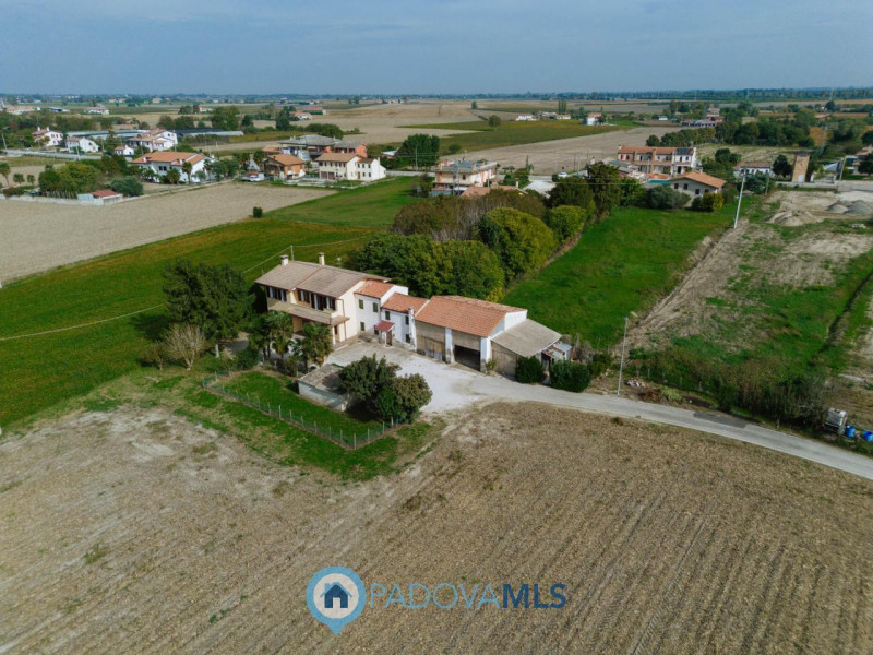 Immobile in esclusiva al Gruppo Padova MLS
Immersa nel verde ma comodamente vicina al centro del ...