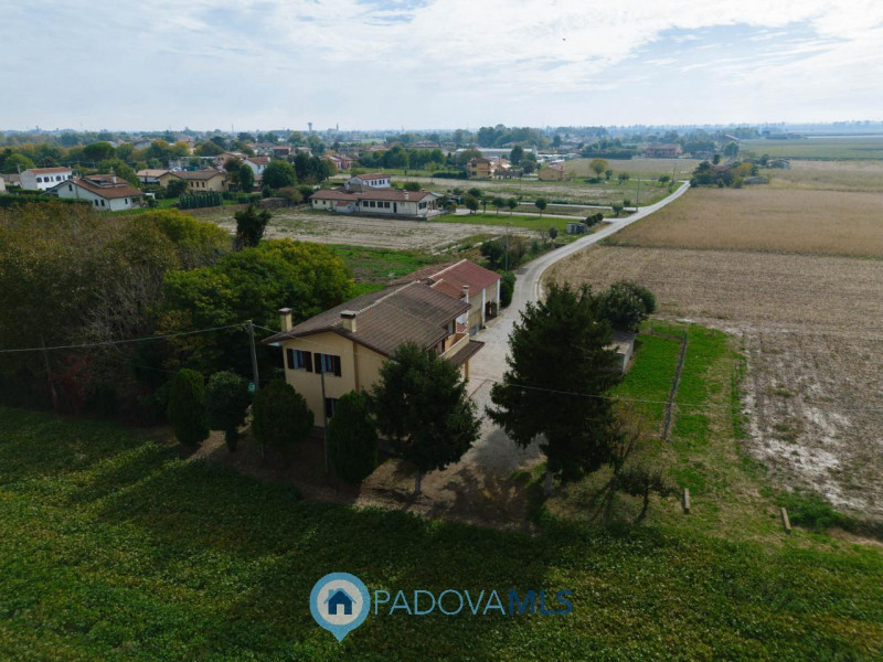 Immobile in esclusiva al Gruppo Padova MLS
Immersa nel verde ma comodamente vicina al centro del ...