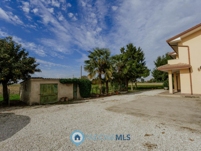 Immobile in esclusiva al Gruppo Padova MLS
Immersa nel verde ma comodamente vicina al centro del ...