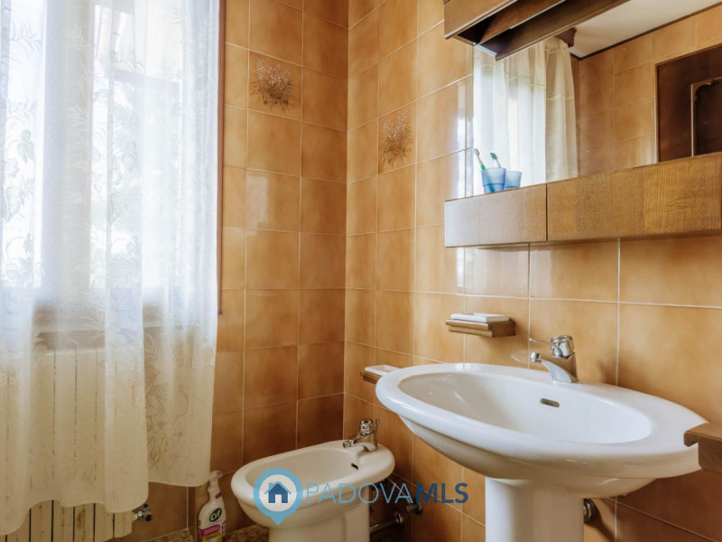 Immobile in esclusiva al Gruppo Padova MLS
Immersa nel verde ma comodamente vicina al centro del ...