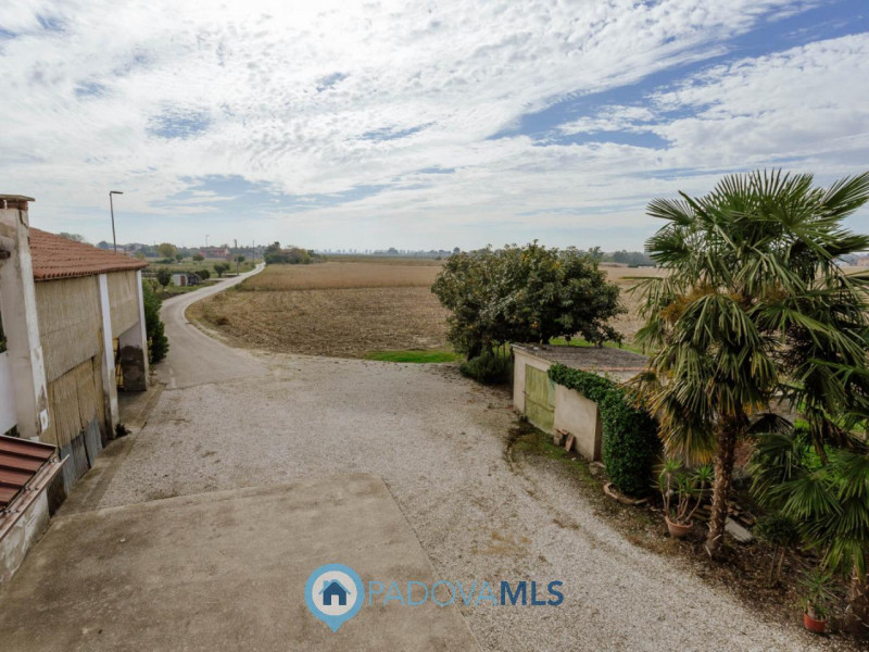 Immobile in esclusiva al Gruppo Padova MLS
Immersa nel verde ma comodamente vicina al centro del ...