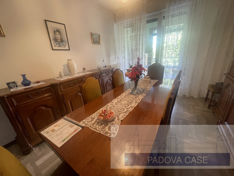 appartamento composto da:
ingresso
cucina con loggia 
soggiorno con loggia 
4 camere da letto 
2 ...