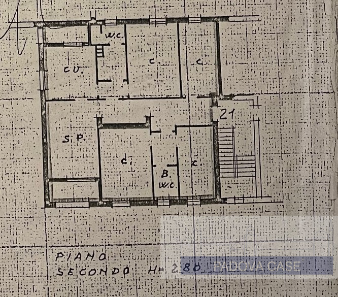 appartamento composto da:
ingresso
cucina con loggia 
soggiorno con loggia 
4 camere da letto 
2 ...