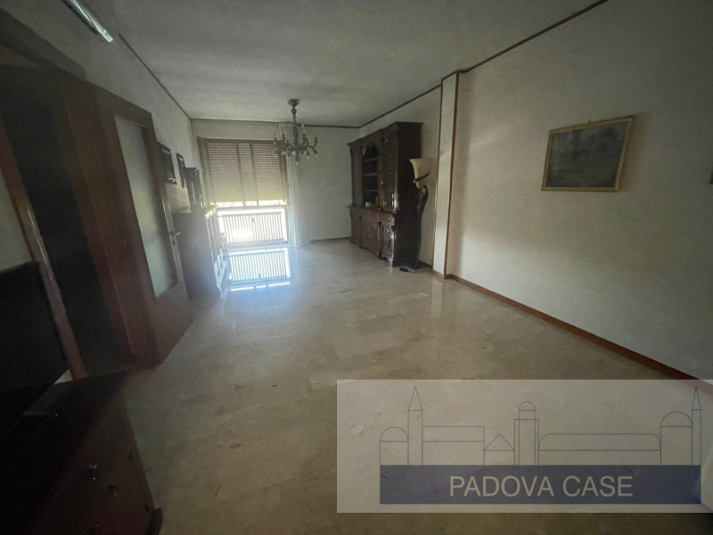 Nel cuore del quartiere Sacra Famiglia di Padova, proponiamo un'appartamento esclusivo situato al...