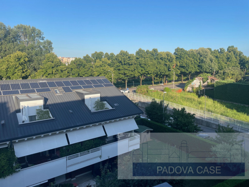 Nel cuore del quartiere Sacra Famiglia di Padova, proponiamo un'appartamento esclusivo situato al...