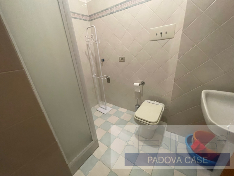 Nel cuore del quartiere Sacra Famiglia di Padova, proponiamo un'appartamento esclusivo situato al...