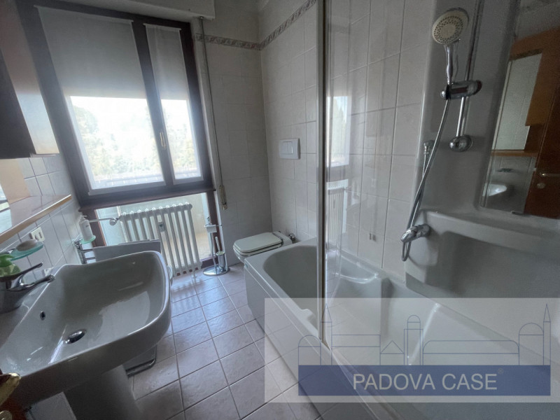 Nel cuore del quartiere Sacra Famiglia di Padova, proponiamo un'appartamento esclusivo situato al...