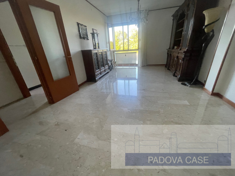 Nel cuore del quartiere Sacra Famiglia di Padova, proponiamo un'appartamento esclusivo situato al...