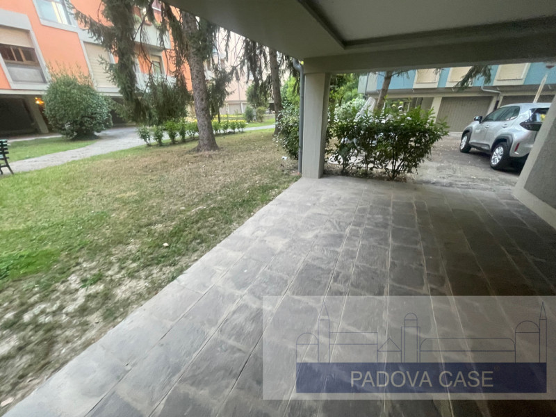 Nel cuore del quartiere Sacra Famiglia di Padova, proponiamo un'appartamento esclusivo situato al...