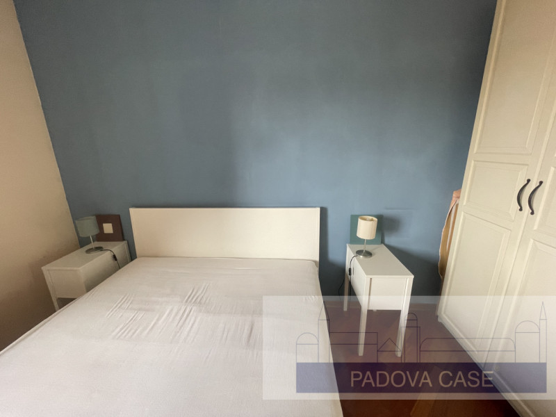 Scopri questo affascinante attico situato in zona Savonarola, una delle zone più richieste di Pad...