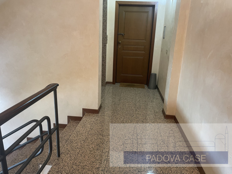 Scopri questo affascinante attico situato in zona Savonarola, una delle zone più richieste di Pad...