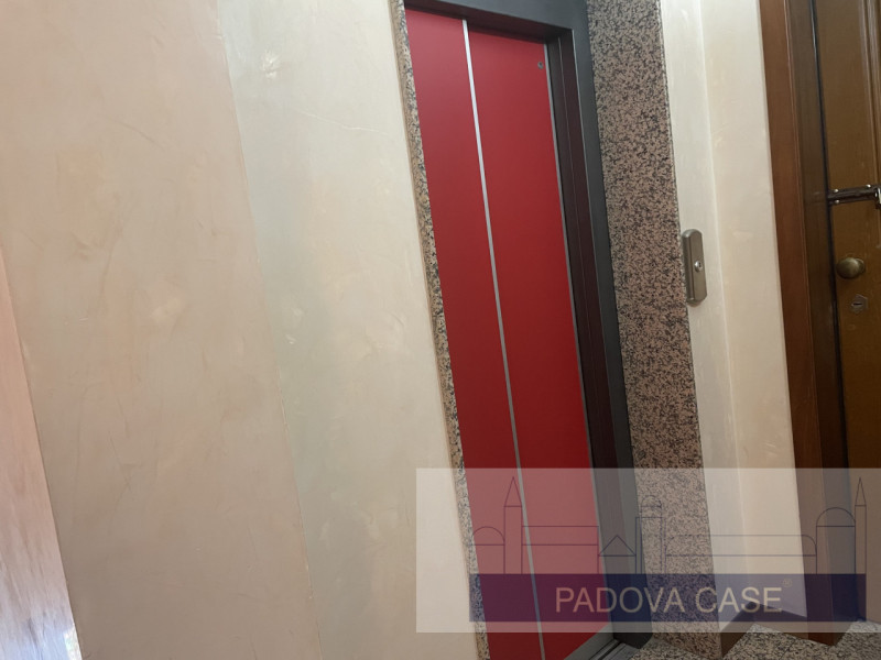 Scopri questo affascinante attico situato in zona Savonarola, una delle zone più richieste di Pad...