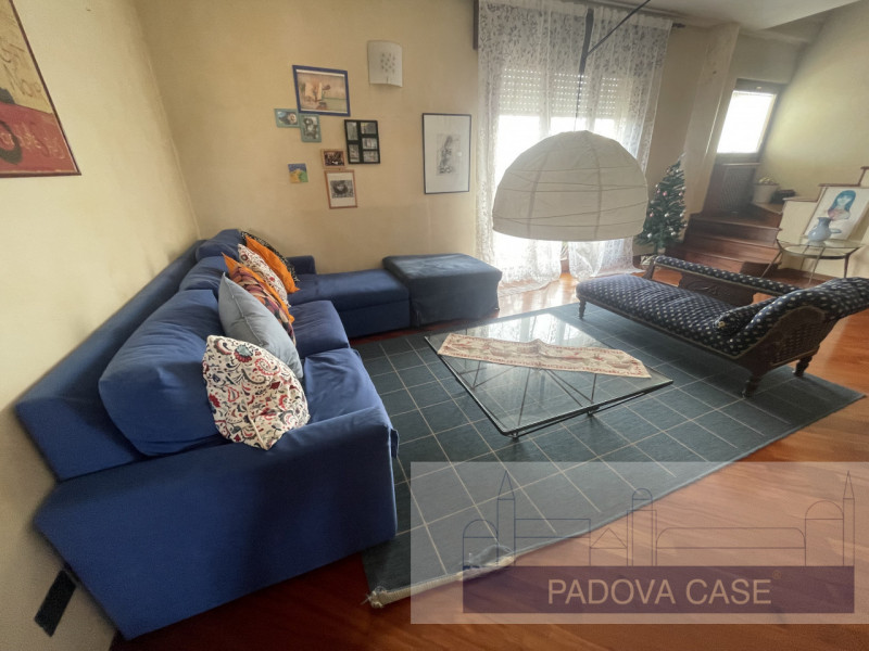 Attico su due livelli in zona Savonarola: vista, comfort e stile nel cuore di Padova

In una dell...