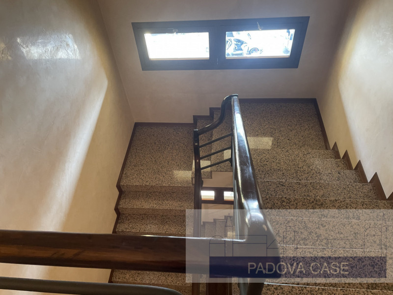 Attico su due livelli in zona Savonarola: vista, comfort e stile nel cuore di Padova

In una dell...