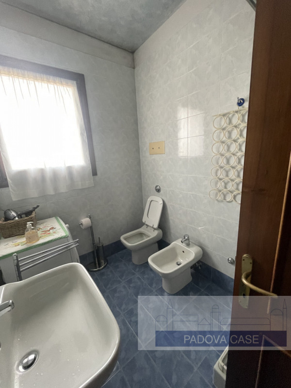 Scopri questo affascinante attico situato in zona Savonarola, una delle zone più richieste di Pad...