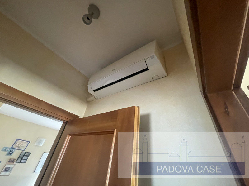 Scopri questo affascinante attico situato in zona Savonarola, una delle zone più richieste di Pad...