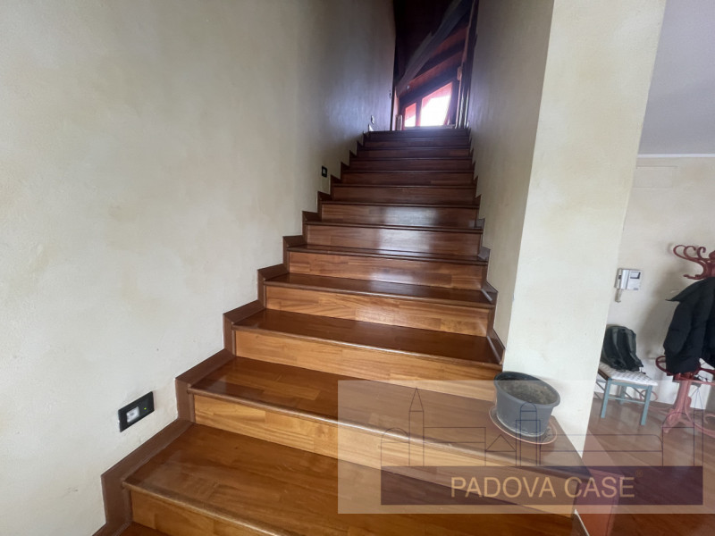 Scopri questo affascinante attico situato in zona Savonarola, una delle zone più richieste di Pad...