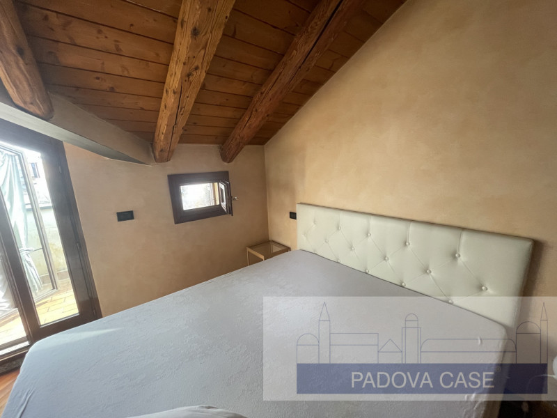 Scopri questo affascinante attico situato in zona Savonarola, una delle zone più richieste di Pad...