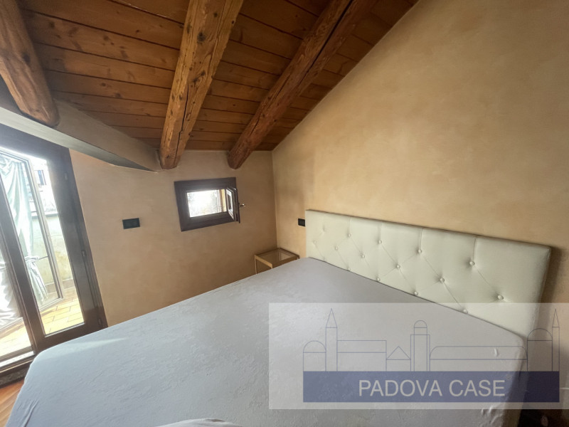 Scopri questo affascinante attico situato in zona Savonarola, una delle zone più richieste di Pad...