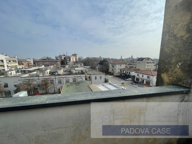 Scopri questo affascinante attico situato in zona Savonarola, una delle zone più richieste di Pad...