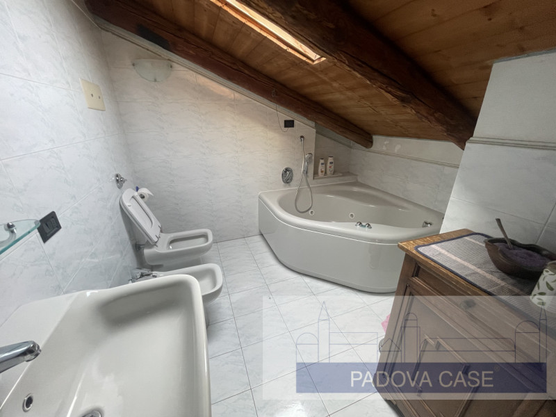 Scopri questo affascinante attico situato in zona Savonarola, una delle zone più richieste di Pad...