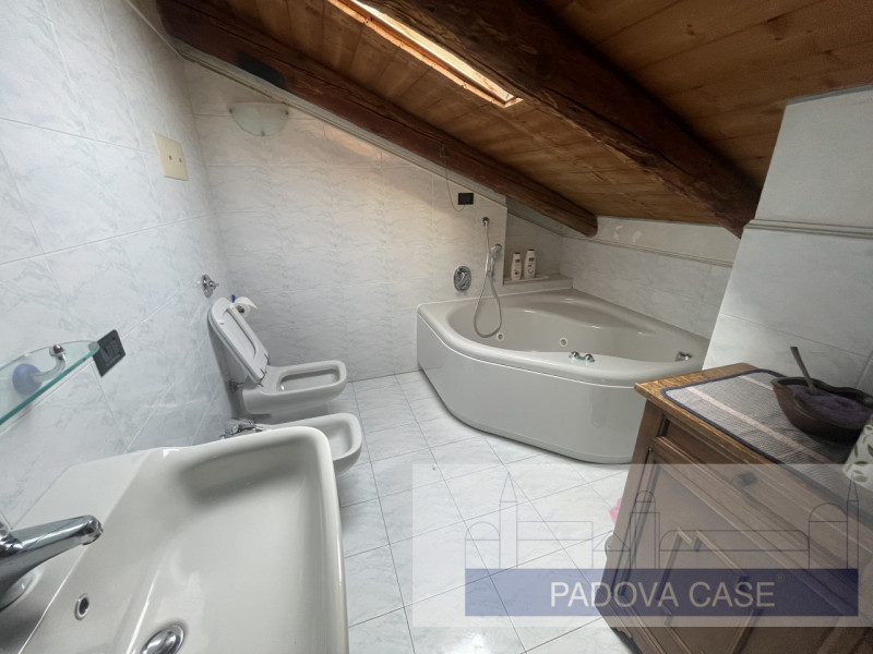 Scopri questo affascinante attico situato in zona Savonarola, una delle zone più richieste di Pad...