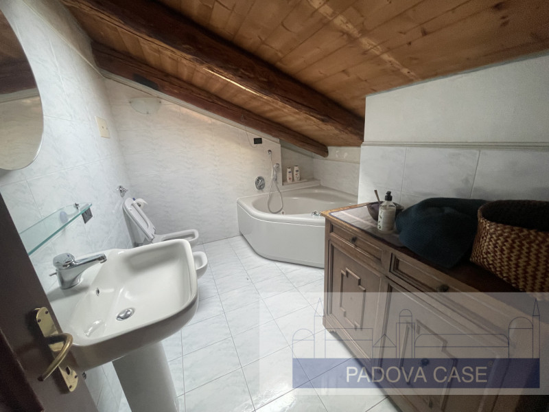 Scopri questo affascinante attico situato in zona Savonarola, una delle zone più richieste di Pad...