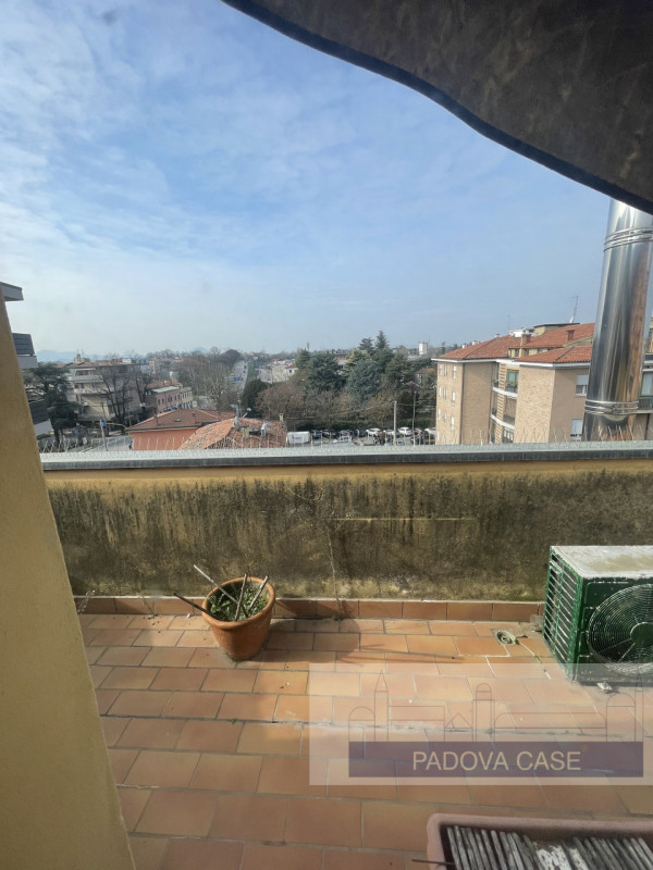 Scopri questo affascinante attico situato in zona Savonarola, una delle zone più richieste di Pad...