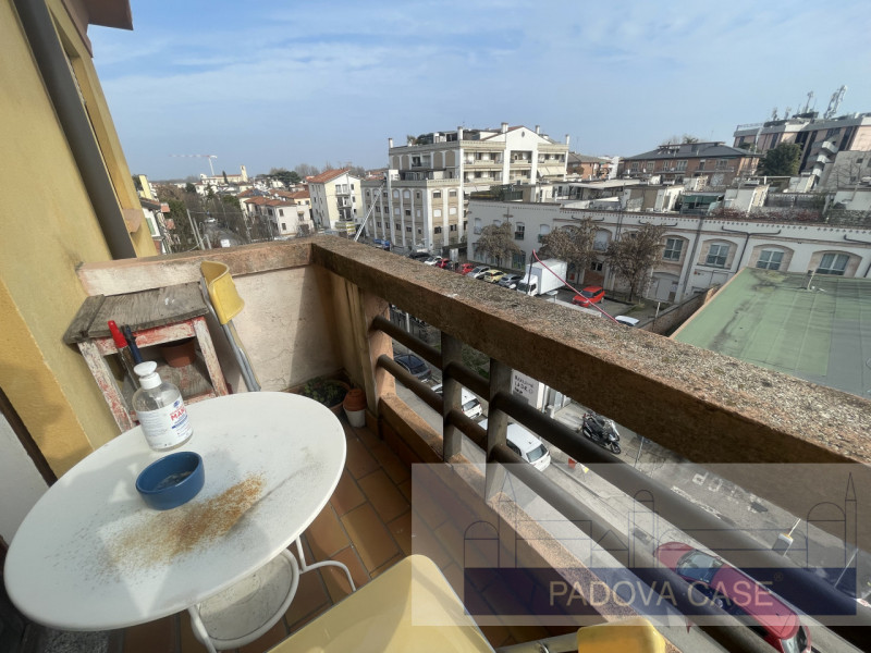 Scopri questo affascinante attico situato in zona Savonarola, una delle zone più richieste di Pad...