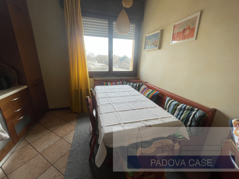 Scopri questo affascinante attico situato in zona Savonarola, una delle zone più richieste di Pad...