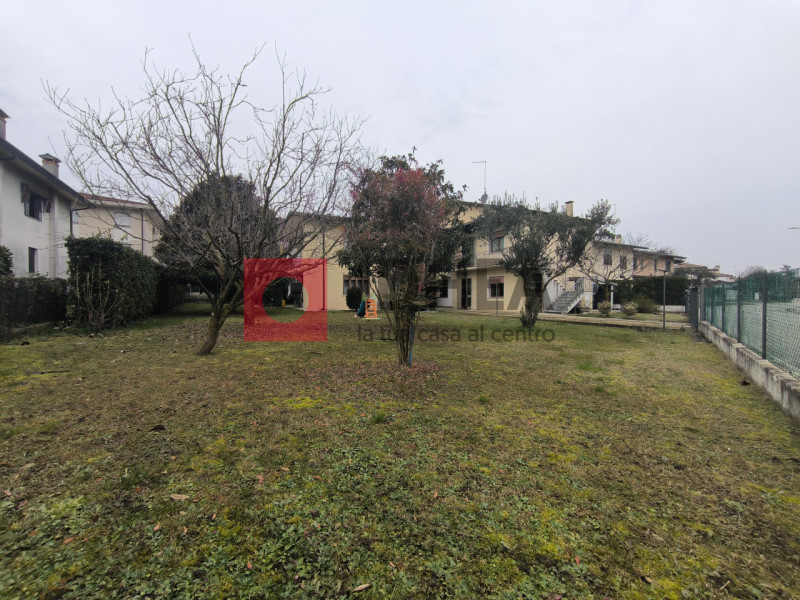 PREGANZIOL. FRESCADA

Inserito in piacevole contesto residenziale, nel cuore di Frescada, proponi...