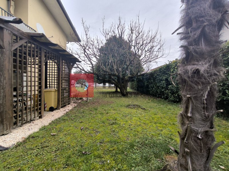 PREGANZIOL. FRESCADA

Inserito in piacevole contesto residenziale, nel cuore di Frescada, proponi...