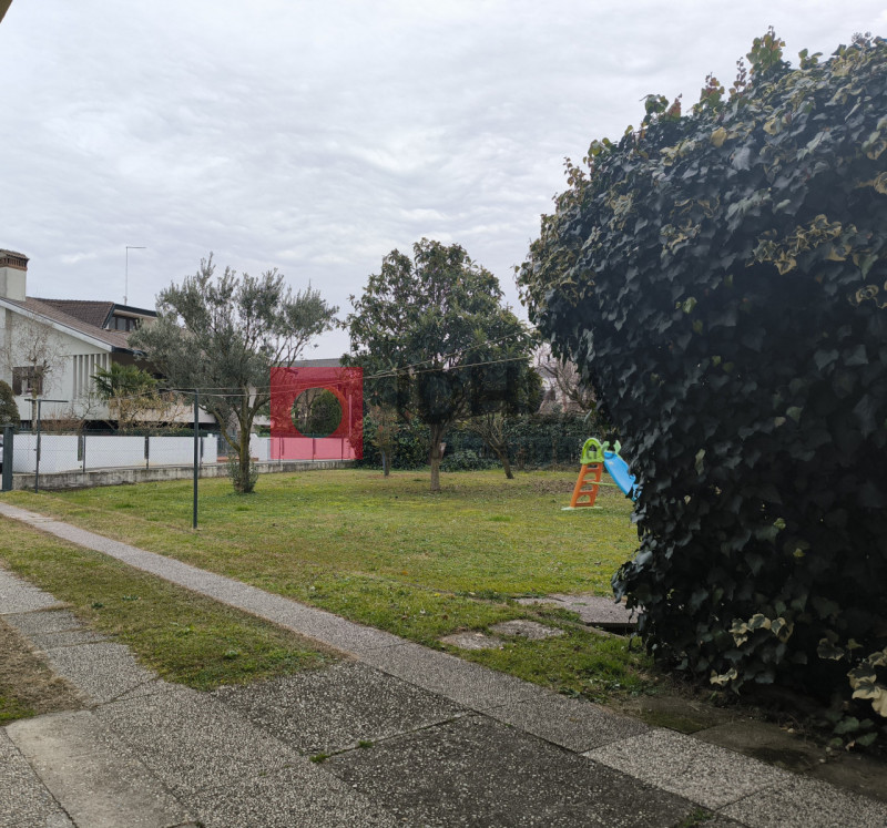 PREGANZIOL. FRESCADA

Inserito in piacevole contesto residenziale, nel cuore di Frescada, proponi...