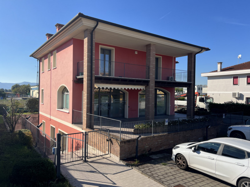 In Via Donatori di Sangue, nel cuore di Due Carrare, proponiamo immobile polifunzionale di circa ...